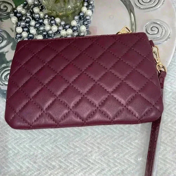 👜 NEW Badgley Mischka Quilted Clutch in Burgundy NWT - Picture 4 of 10